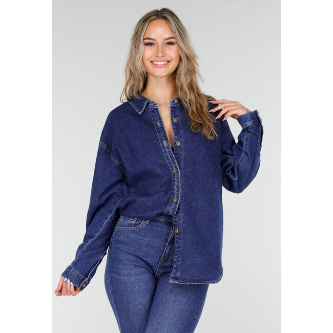 Dunkelblaues Denimhemd mit Oversize-Passform und Knopfleiste