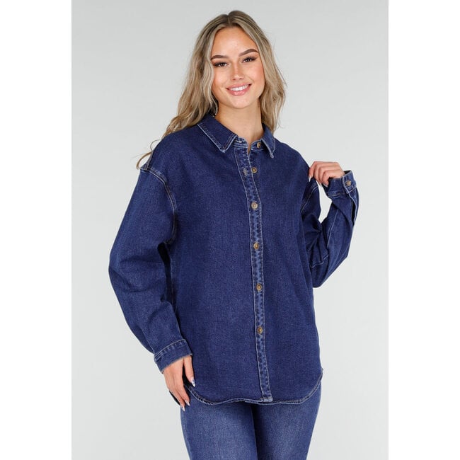 Dunkelblaues Denimhemd mit Oversize-Passform und Knopfleiste