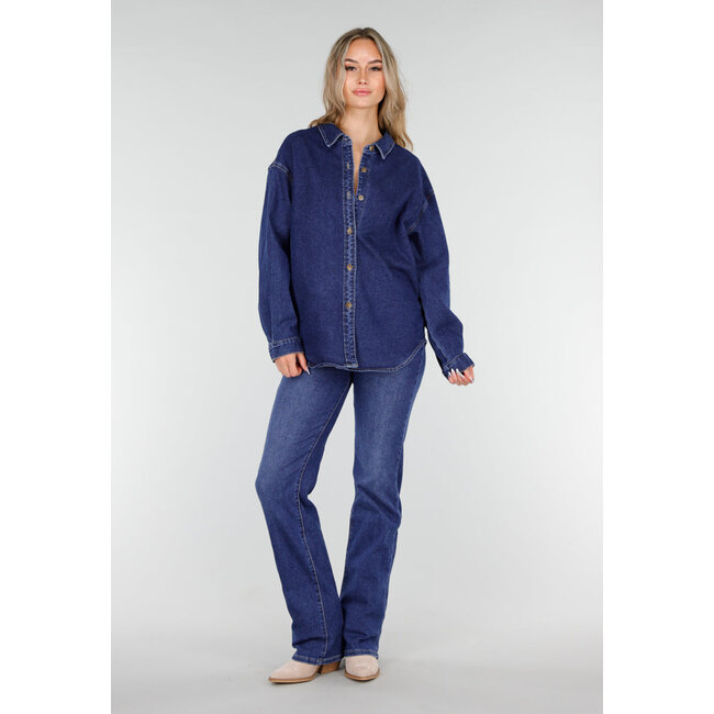 Dunkelblaues Denimhemd mit Oversize-Passform und Knopfleiste
