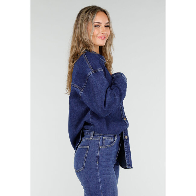 Dunkelblaues Denimhemd mit Oversize-Passform und Knopfleiste