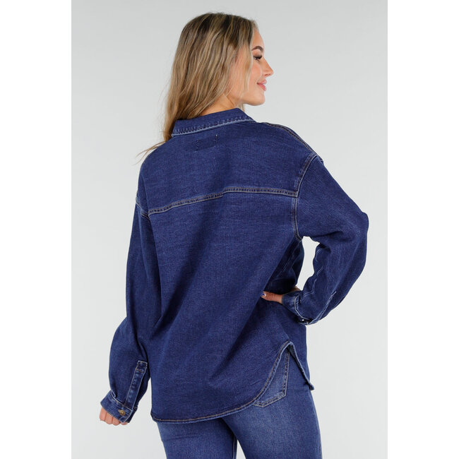 Dunkelblaues Denimhemd mit Oversize-Passform und Knopfleiste