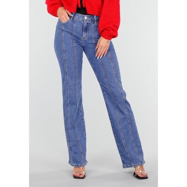 Blaue Stretchjeans mit geradem Bein und vertikalen Nähten