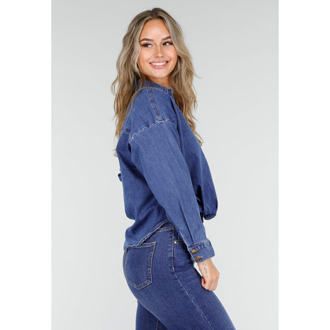 Blaue Jeansbluse mit Knopfdetail