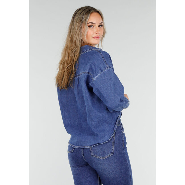 Blaue Jeansbluse mit Knopfdetail