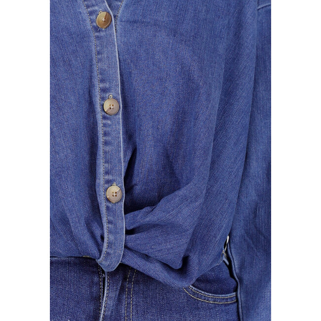 Blaue Jeansbluse mit Knopfdetail