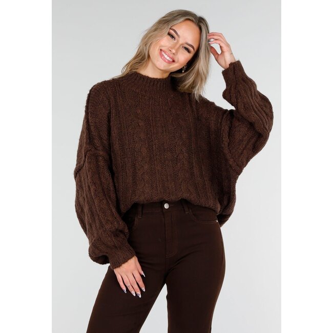 Brauner, grob gestrickter Oversize-Zopfmusterpullover