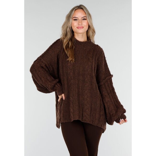 Brauner, grob gestrickter Oversize-Zopfmusterpullover