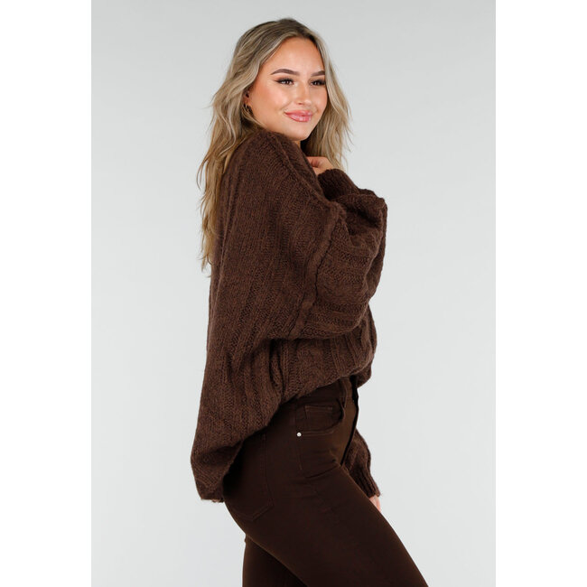 Brauner, grob gestrickter Oversize-Zopfmusterpullover