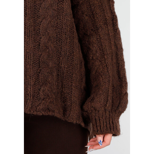 Brauner, grob gestrickter Oversize-Zopfmusterpullover