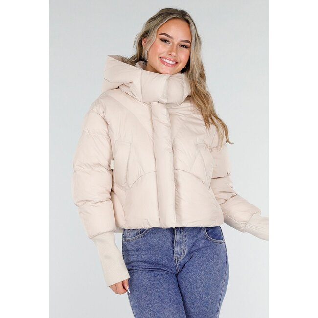 Cremefarbene, wattierte Daunenjacke mit Kapuze