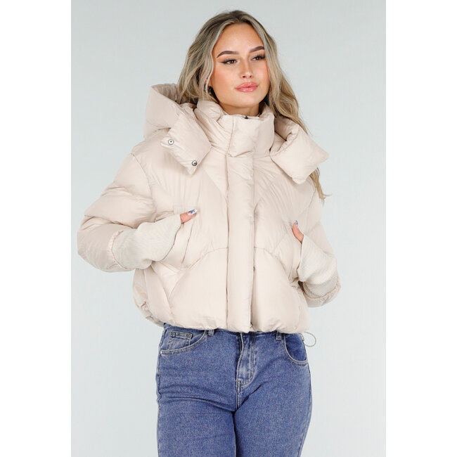Cremefarbene, wattierte Daunenjacke mit Kapuze