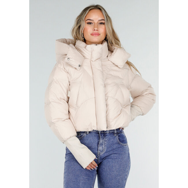 Cremefarbene, wattierte Daunenjacke mit Kapuze