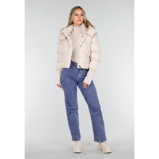 Cremefarbene, wattierte Daunenjacke mit Kapuze