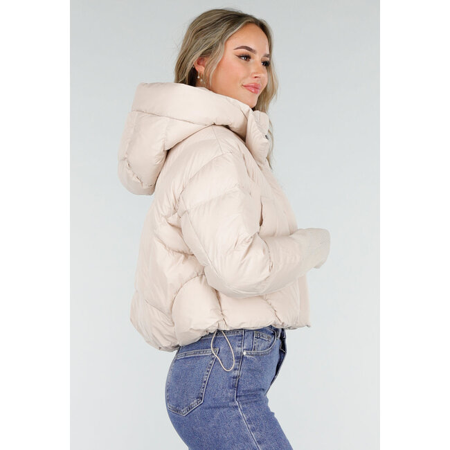Cremefarbene, wattierte Daunenjacke mit Kapuze