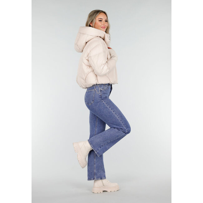 Cremefarbene, wattierte Daunenjacke mit Kapuze