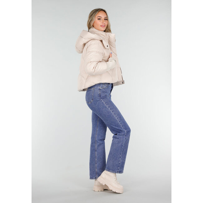 Cremefarbene, wattierte Daunenjacke mit Kapuze