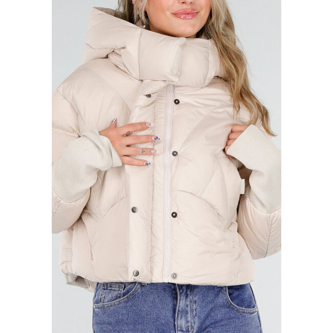 Cremefarbene, wattierte Daunenjacke mit Kapuze