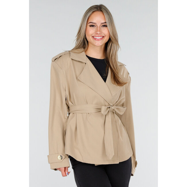 Beiger kurzer Trenchcoat mit Gürtel und doppelter Knopfleiste