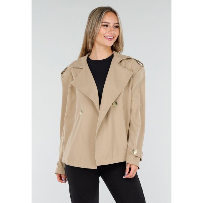 Beiger kurzer Trenchcoat mit Gürtel und doppelter Knopfleiste