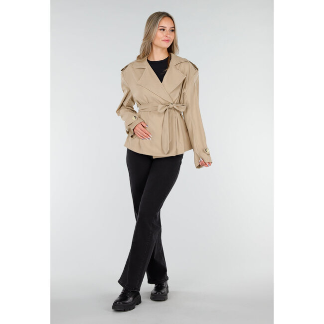 Beiger kurzer Trenchcoat mit Gürtel und doppelter Knopfleiste