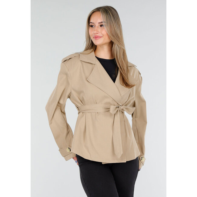 Beiger kurzer Trenchcoat mit Gürtel und doppelter Knopfleiste