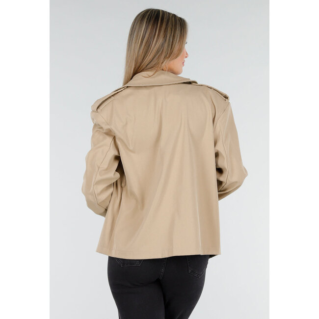 Beiger kurzer Trenchcoat mit Gürtel und doppelter Knopfleiste