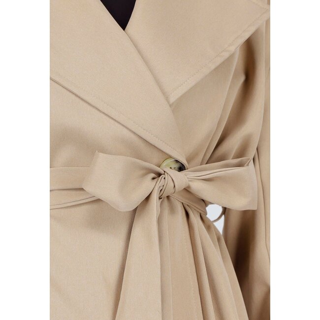 Beiger kurzer Trenchcoat mit Gürtel und doppelter Knopfleiste