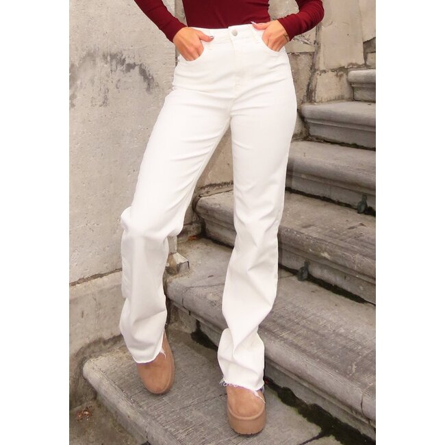 Weiße Röhrenjeans mit geraden Beinen