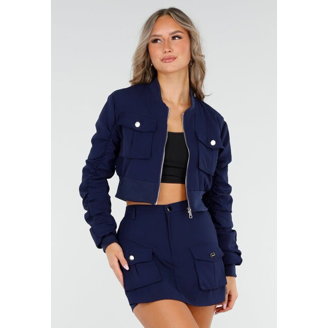 Marineblaues Set mit verkürzter Bomberjacke und Skort mit Taschen