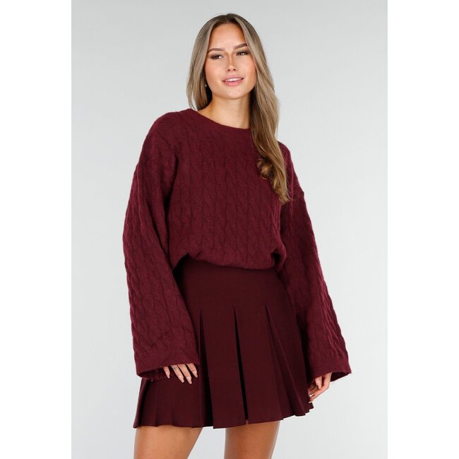 Bordeauxroter Langarm-Kabelpullover