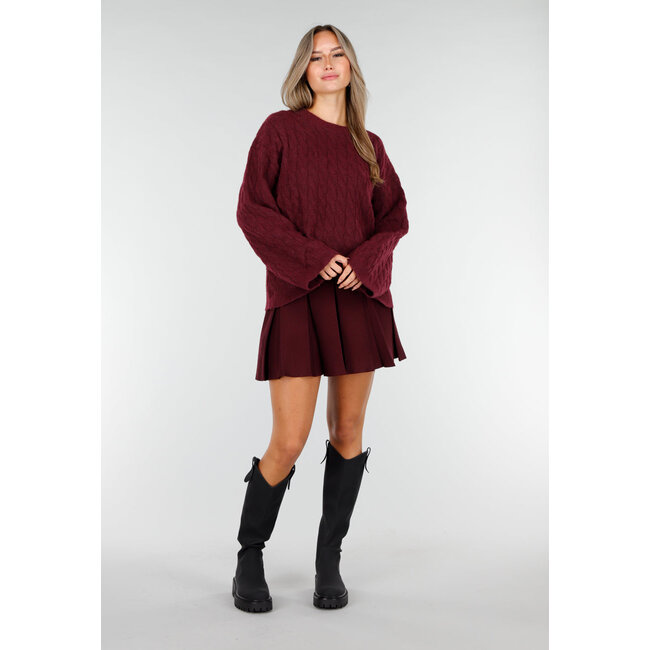 Bordeauxroter Langarm-Kabelpullover