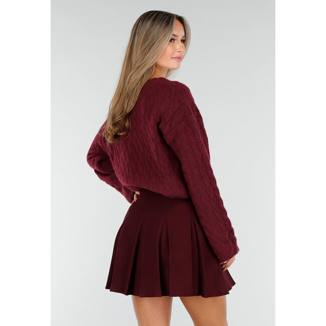 Bordeauxroter Langarm-Kabelpullover