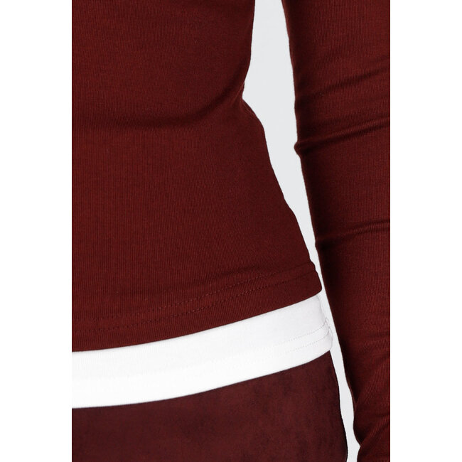 Rotes Top mit weißen Manschetten und langen Ärmeln