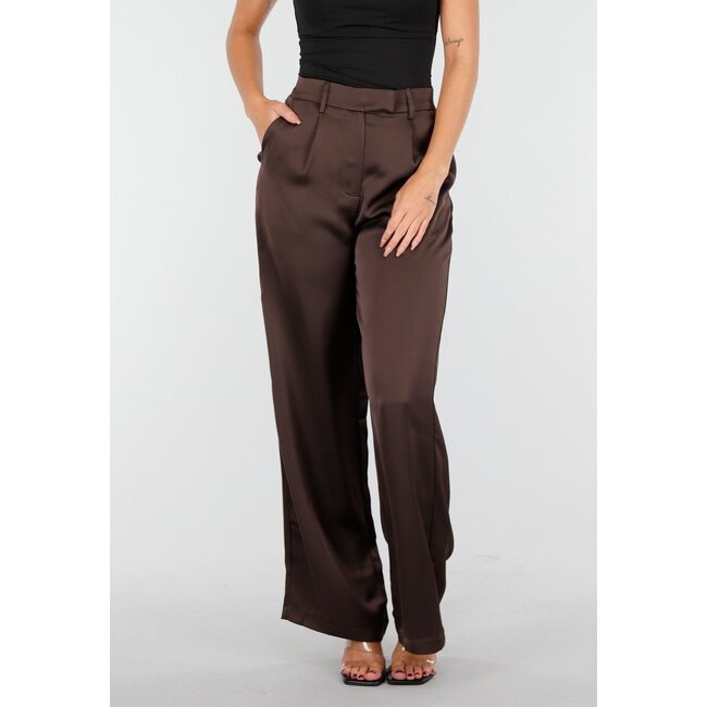 Dunkelbraune Hose mit weitem Bein