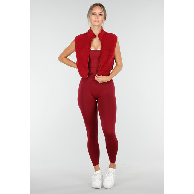 Ärmellose Strickjacke in Bordeaux mit hohem Kragen