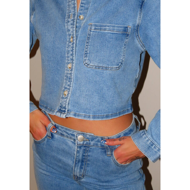 Cropped Denim Bluse in Hellblau mit langen Ärmeln