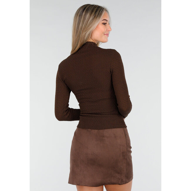 Brauner Rollkragenpullover mit langen Ärmeln