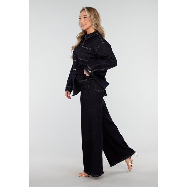 Dunkelblaue Flared Jeans mit hoher Taille und kontrastierenden Nähten