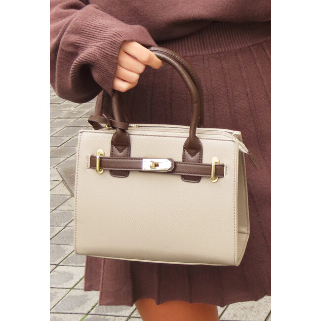 Beige Handtasche mit dunkelbraunen Details und Schulterriemen