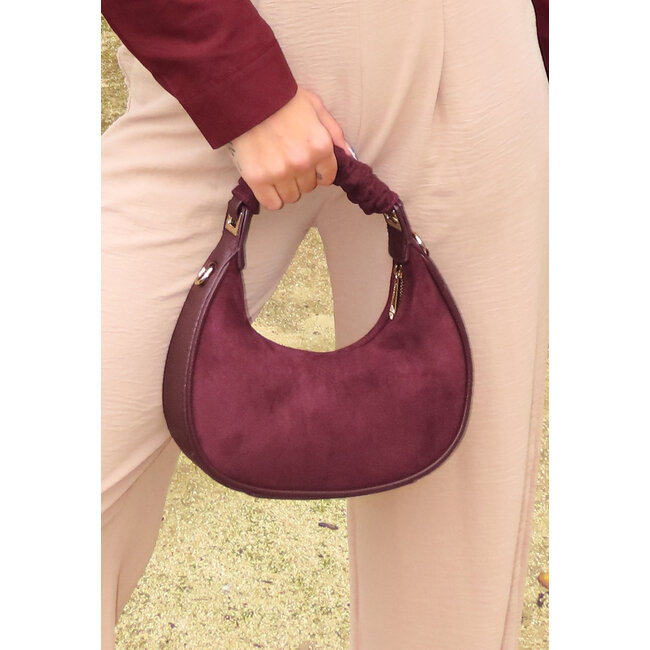 Bordeauxrote Handtasche im Wildleder-Look mit Halbmondform und abnehmbarem Schulterriemen