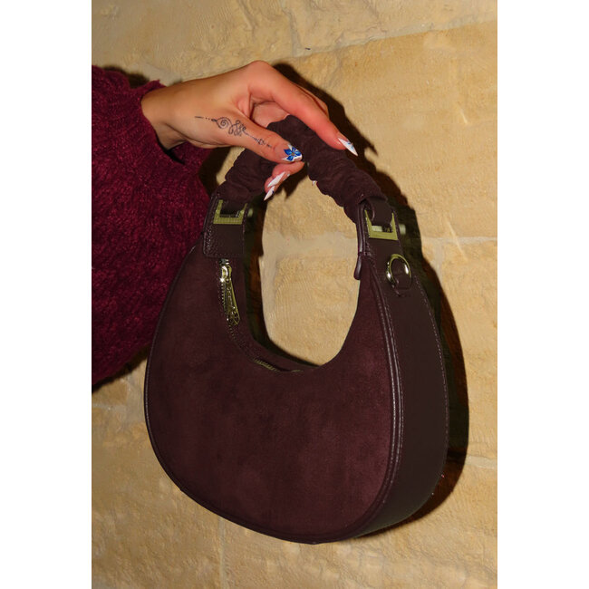Bordeauxrote Handtasche im Wildleder-Look mit Halbmondform und abnehmbarem Schulterriemen