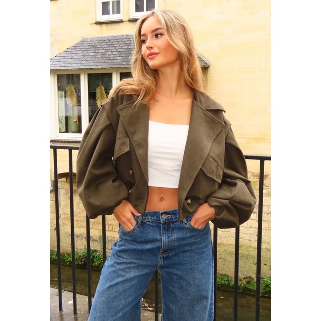 Grüner, verkürzter Trenchcoat aus Wildleder