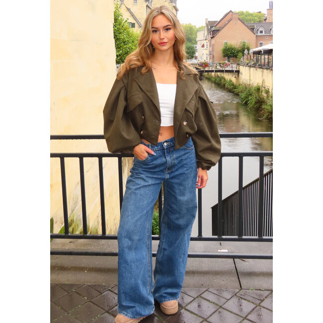 Grüner, verkürzter Trenchcoat aus Wildleder