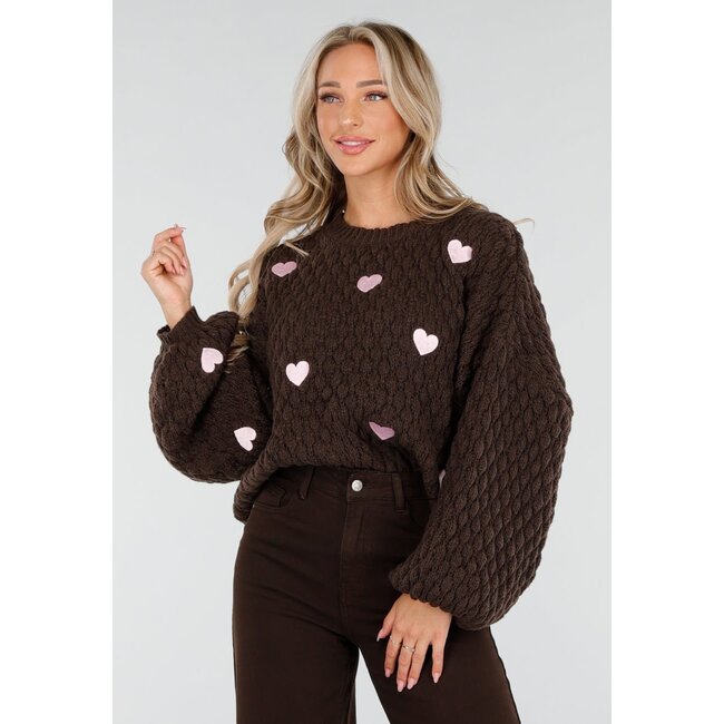 Brauner Strickpullover mit rosa Herzchen-Aufnähern