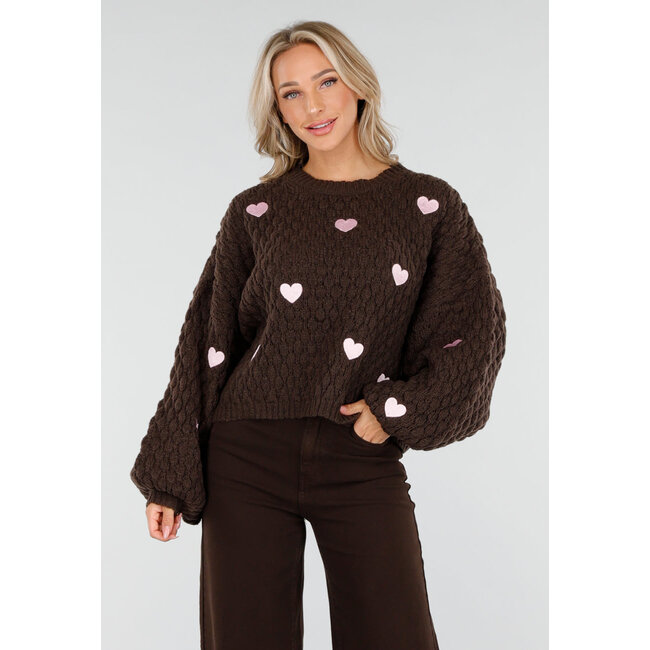 Brauner Strickpullover mit rosa Herzchen-Aufnähern