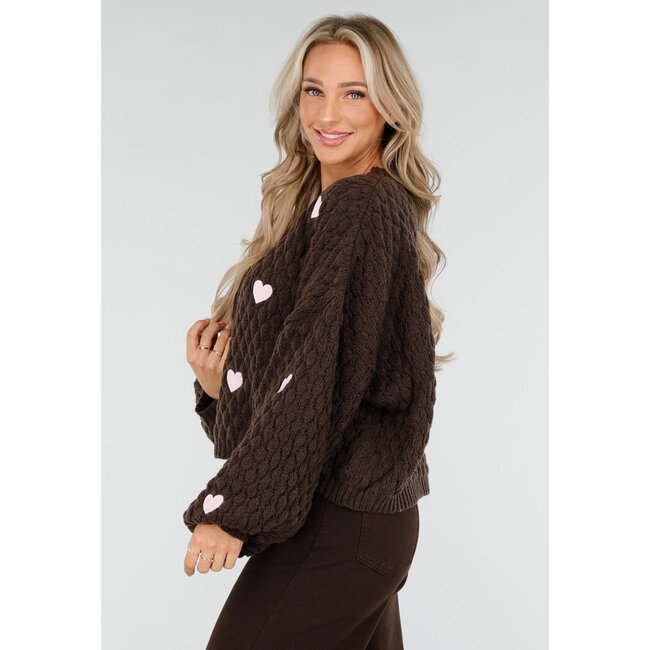 Brauner Strickpullover mit rosa Herzchen-Aufnähern
