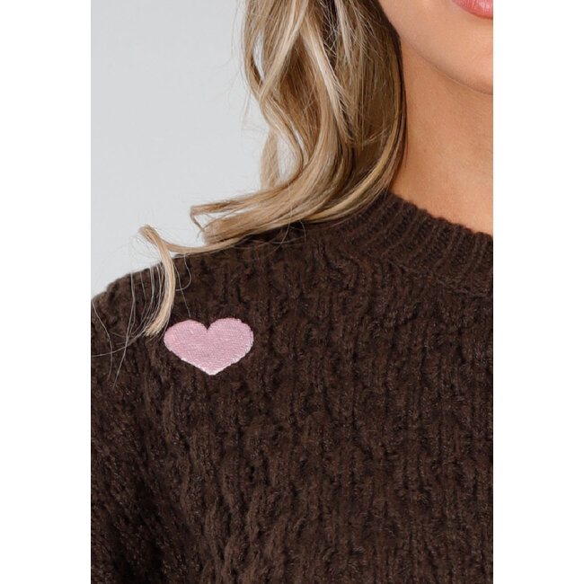 Brauner Strickpullover mit rosa Herzchen-Aufnähern