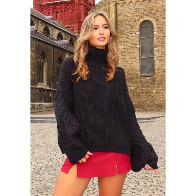 Schwarzer Strickrollkragenpullover mit Zopfmusterärmeln