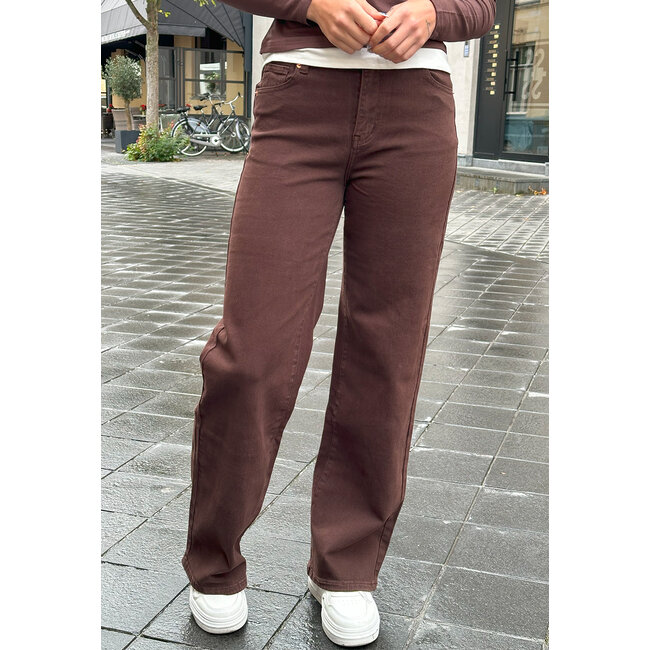 Braune Jeans mit weitem Bein