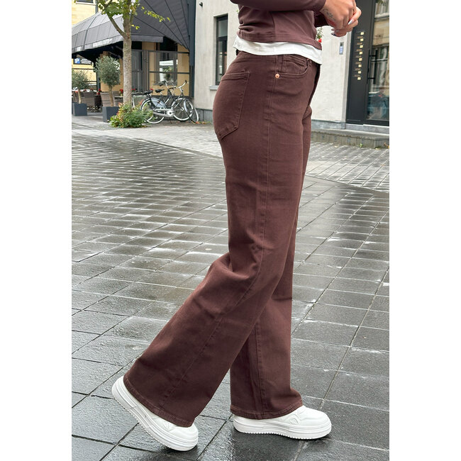 Braune Jeans mit weitem Bein